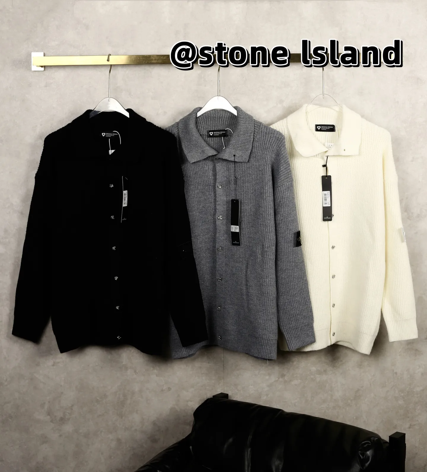 P280 Stone Island/Stone Island Ghost Island knitted sweater cardigan jacket has perfect hand feel and comfort. It is a must-have item for spring, autumn and winter wardrobes. It also looks great when layered as an inner layer in the cold. It is a proper reserved item, the first choice for daily outings, and is inclusive of all body types! What you see is what you get, and it looks stylish with any outfit.  It feels delicate, soft, skin-friendly and warm, and the classic retro cable knitting has an American feel. It is versatile and can be layered with a base layer. If you add a coat, you can wear it directly in the south for the winter. It is delicate and soft, with excellent texture and body feel. It is comfortable, soft, skin-friendly and delicate. The upper body is simple and easy to wear. A must-have for ootd. Good-looking clothes are never picky. A must-have in couples' wardrobes. Color: black, off-white, dark gray, size: M-3XL, M size: Length 64, bust 108, shoulder width 49. Size L: length 66, bust 112, shoulder width 51. XL size: length 68, bust 120, shoulder width 53. 2XL size: length 70, bust 124, shoulder width 55. 3XL size: length 72, bust 128, shoulder width 57. The size is measured by hand, there are slight errors, for reference only.